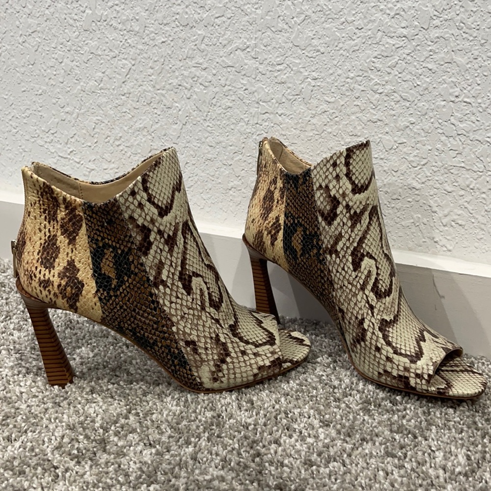 Size 9 Vince Camuto fashion heels!! Super cute!